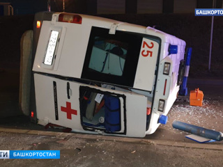В Уфе перевернулась машина скорой помощи, спешившая на срочный вызов