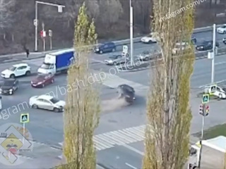 В Уфе ДТП с переворотом машины попало на видео