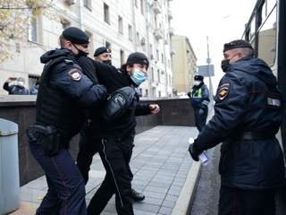 У посольства Франции в Москве начались задержания протестующих мусульман