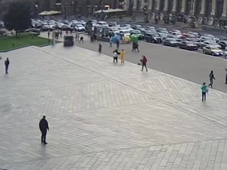 В центре Киева водитель на иномарке въехал в толпу людей
