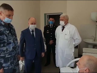Глава МВД и прокурор РТ посетили в больнице раненного в Кукморе полицейского