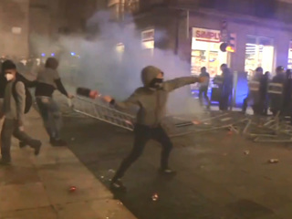 Полиция Барселоны гонялась за противниками карантина по всему городу
