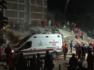 В Измире девочку спасли через 65 часов после землетрясения
