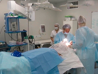 Уникальная операция: врачи пришили мужчине полностью оторванную кисть