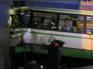 В Новгороде пассажирский автобус врезался в здание университета, есть жертвы