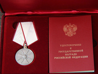 Владимир Путин посмертно наградил школьницу и дворника