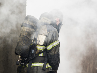 Пожарные вынесли 5 газовых баллонов из горящего здания в Томске