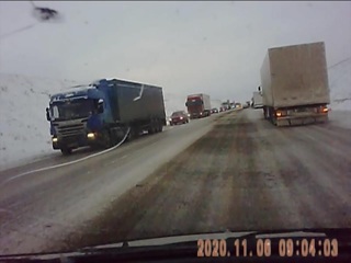 На глубоком обходе Красноярска образовался затор из грузовиков
