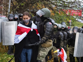В Минске начались массовые задержания, слышны хлопки