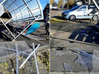 В Воронеже автомобилистка снесла остановку: один человек пострадал