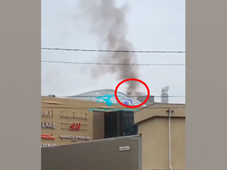 Во Владивостоке в крышу ТЦ "Калина молл" врезался инородный объект