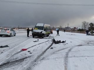 Два человека погибли в аварии с маршруткой под Красноярском