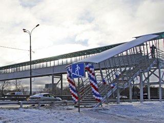 На выезде из Челябинска строят второй навесной пешеходный мост