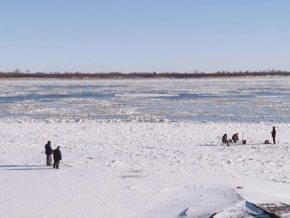 Любители зимней рыбалки выходят на лед