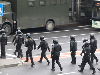 Силовики берут под контроль центр Минска
