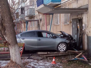 В Оренбурге водитель иномарки протаранил подъезд пятиэтажного дома