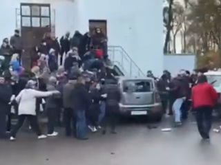 Очевидцы сняли, как толпа крушила автомобиль, въехавший в людей в Калининградской области