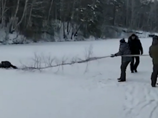 Под Новосибирском спасли провалившегося под лед рыбака