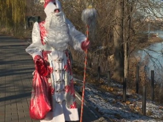 Дед Мороз-альпинист поздравил пациентов детской больницы в Томске