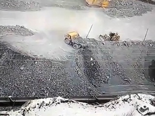 БелАЗ рухнул с обрыва и загорелся на уральском месторождении