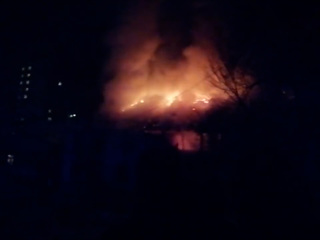 Ночной пожар уничтожил двухэтажный дом в Уфе