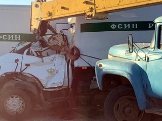 Автокран протаранил автозак в Астрахани