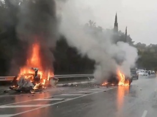 Машины вспыхнули после ДТП на трассе в Крыму, один из водителей сгорел