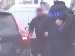 Появилось видео нападения вооруженного прутом водителя на полицейского