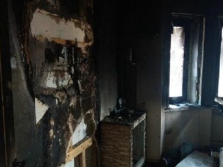 Выгорела дотла: после восстановления электричества пожар уничтожил квартиру в Артеме