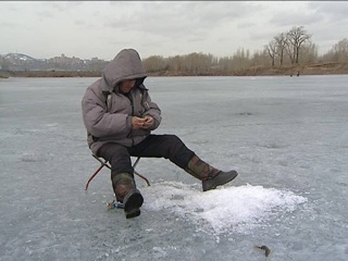 В Канске с отколовшейся льдины сняли рыбака