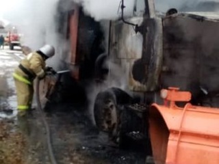 В Гусь-Хрустальном районе сгорел снегоуборочный "КамАЗ"