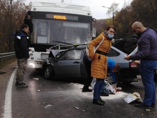 Четыре человека погибли в аварии с троллейбусом на трассе в Крыму