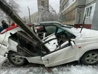 Во Владивостоке расследуют инцидент с падением плиты на автомобиль