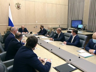 Мишустин: вакцинация от COVID-19 будет добровольной, а цена приемлемой