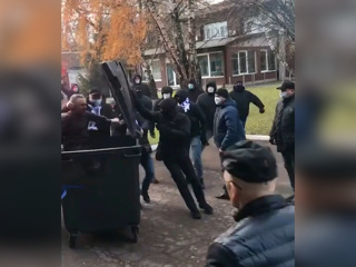 Директора черниговского стадиона посадили в мусорный бак