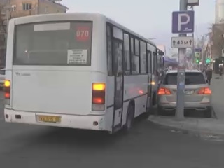 Два автомобиля и маршрутка столкнулись в Екатеринбурге