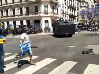 В центре Буэнос-Айреса полиции пришлось потеснить фанатов Марадоны