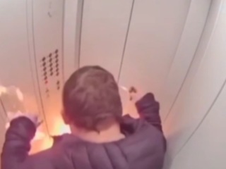 Неосмотрительный мужчина вспыхнул в лифте жилого дома. Видео
