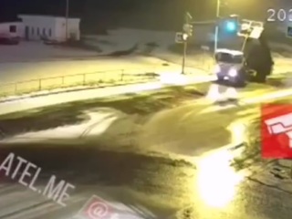 В Рыбинске грузовик с поднятым кузовом снес два светофора и чуть не покалечил человека
