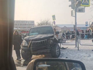Машина вылетела на тротуар в Челябинске, пострадали шесть человек