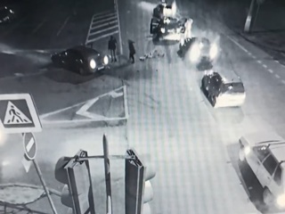 Женщину выбросило из машины после ДТП в Волгограде. Видео
