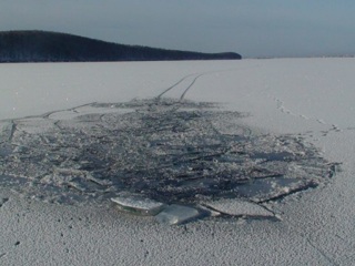Рыбак провалился под лед в Усть-Кубинском районе