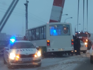 Пассажирский автобус врезался в отбойник в Череповце