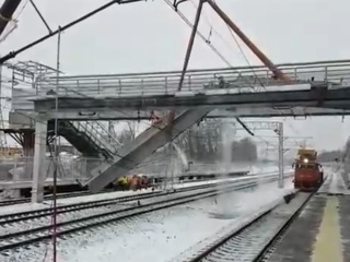 Момент падения пролета моста на рельсы в Подмосковье попал на видео