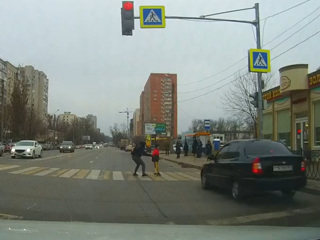 В Ростове задержали водителя, едва не убившего на дороге мальчика. Видео
