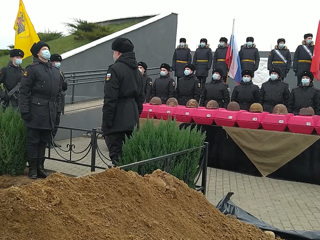 На братской могиле советских воинов в Русском перезахоронили останки 16 бойцов