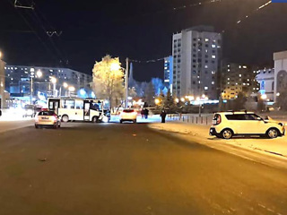 В Уфе столкнулись автобус с пассажирами и иномарка