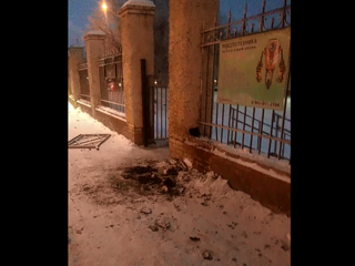 Машина снесла ограждение и влетела в колонну рядом с новосибирской школой