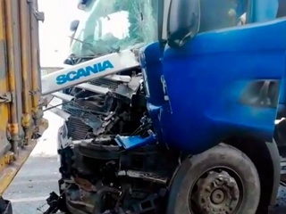 Водителя фуры зажало в кабине после аварии на Калужском шоссе
