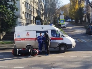 В Севастополе мотоциклист врезался в скорую помощь